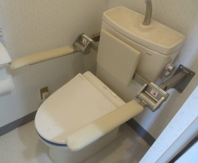 画像：トイレ内手摺取り付け